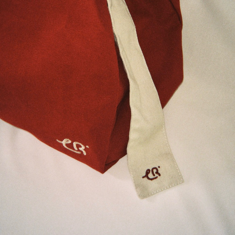 Leryc Tote Bag color : 02 Scarlet (กระเป๋าผ้าสะพายข้าง)