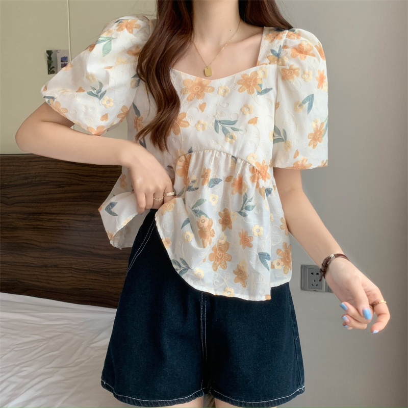QKshop .ปังไม่ไหววว เสื้อแฟชั่นผู้หญิง รุ่นใหม่ ลายดอกไม้หวานละมุนสุดๆ ดีเทลคอเหลี่ยม แขนพองน่ารักๆ แมทช์ง่าย ใส่ได้หลาย