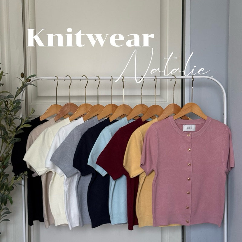 [ป้าย One K] เสื้อไหมพรมแขนสั้นทรงคอกลมกระดุมทองให้ฟีลคุณหนูสุดสุดน่ารักทุกสีเลยค่ะ