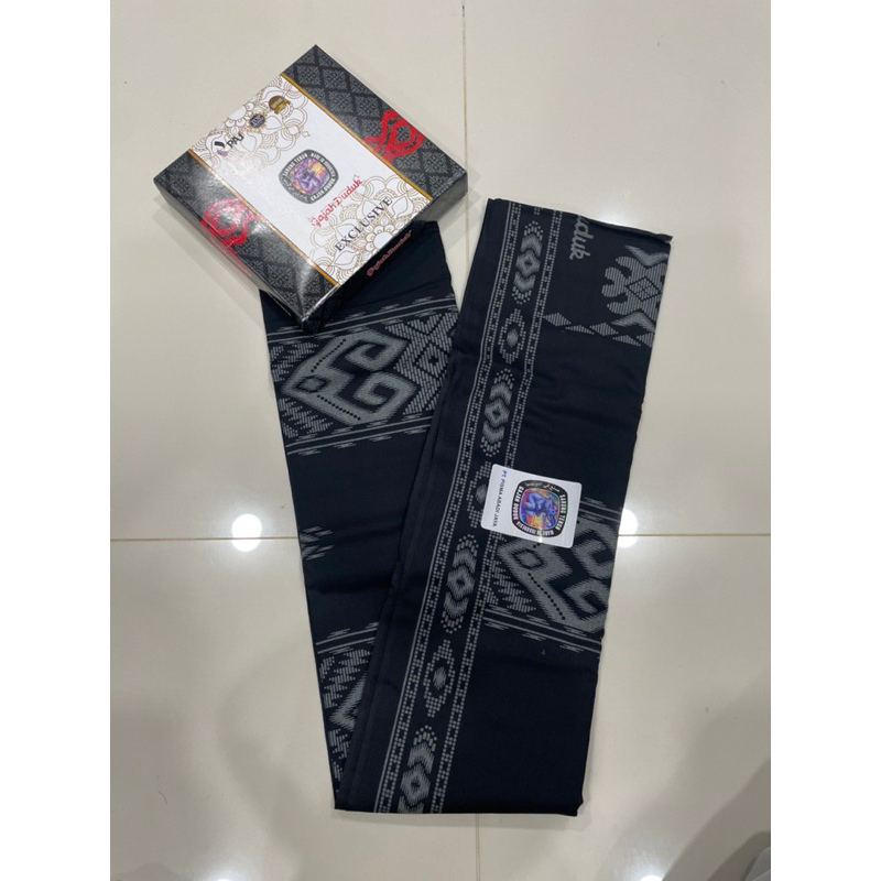ผ้าโสร่งผู้ชาย Gajah Duduk รุ่น EXCLUSIVE สีดำ ลายสวยๆ ผ้านิ่ม ใส่สบาย