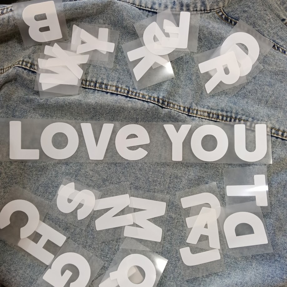 ตัวรีดติดเสื้อ สติกเกอร์ติดเสื้อDaily-Club อักษร 0-9 และ อักษร A-Z สีขาว F.56 ฟอนต์กลมมน รีดติดทุกเนื้อผ้า