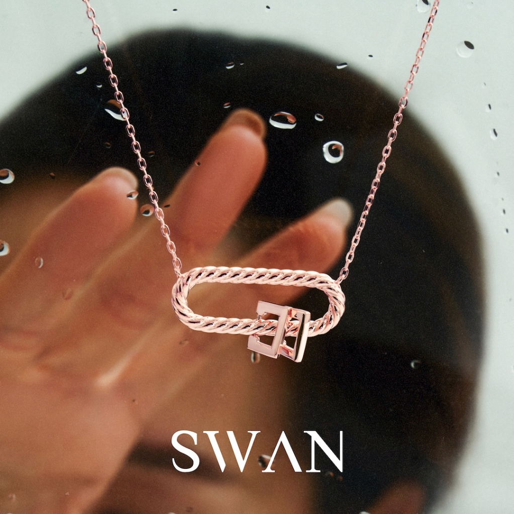 SWAN قلادة فضة Wire SQ بتعليقة — صورة 4