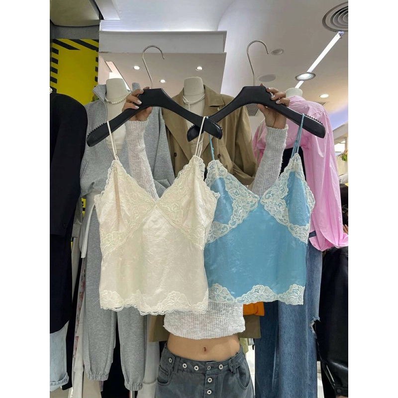 พร้อมส่ง📍𝗟𝗔𝗖𝗘 𝗧𝗥𝗜𝗠 𝗦𝗔𝗧𝗜𝗡 𝗖𝗔𝗠𝗜 𝗧𝗢𝗣 (420฿) เพิ่มความหวานและแซ่บให้ลุค ด้วยเสื้อสายเดี่ยวผ้าซาตินแต่งลูกไม้สุดคลาสสิกซาติน