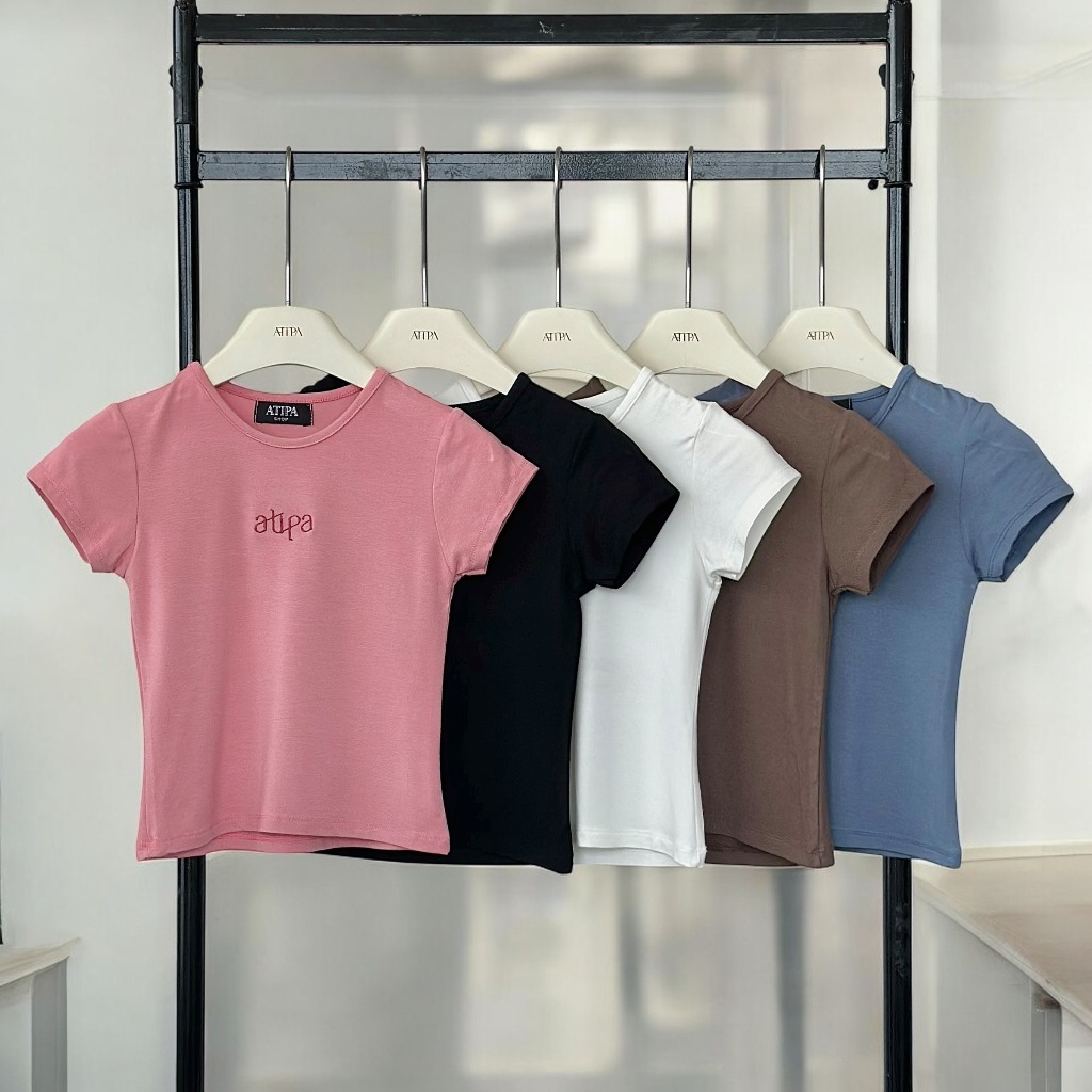 Atipashop - VELVY TOP เสื้อยืด แขนสั้น คอกลม ปักโลโก้