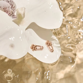 earika.earrings - primrose clip stud ต่างหูรูปคลิปดอกไม้วัสดุสแตนเลส (stainless steel) ใส่อาบน้ำได้ เหมาะสำหรับคนแพ้ง่าย