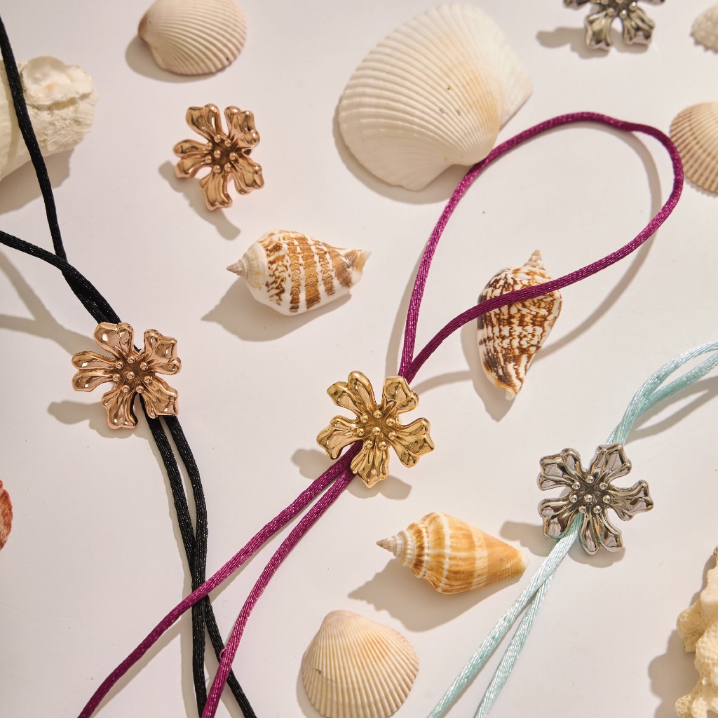 earika.earrings - moana floral bolo tie สร้อยคอเชือกจี้ดอกไม้ดอกชบา stainless steel ใส่อาบน้ำได้ เหม