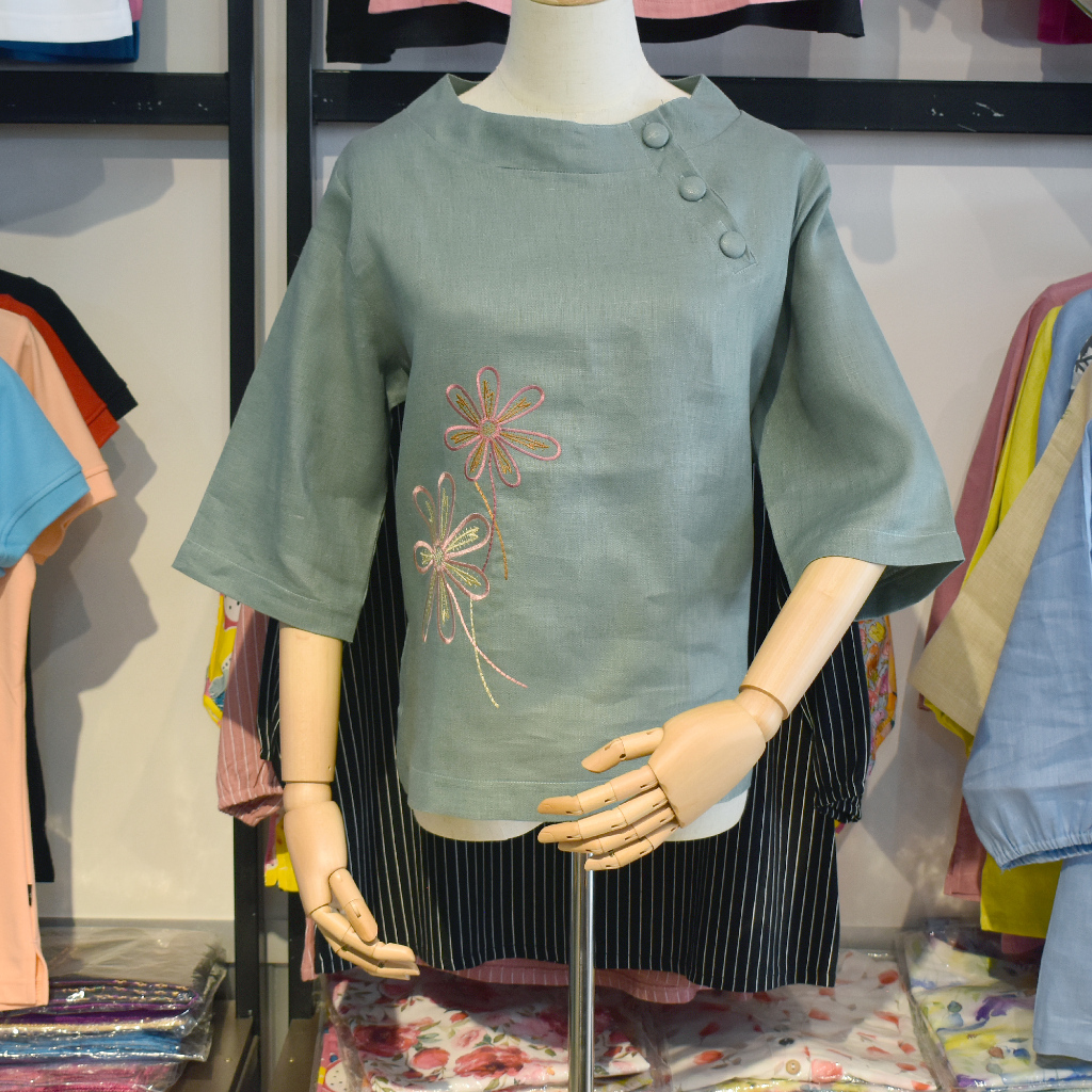 เสื้อลินิน คอจีน กระดุมปาด ปักลายดอกไม้ สีเขียวพาสเทล แบรนด์ seven ผ้าลินินแท้ 100% ทรงสวย สวนใส่สบาย