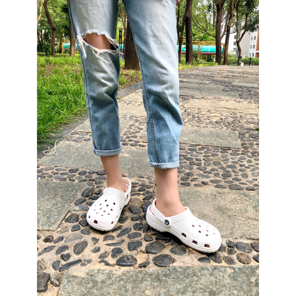 【พร้อมส่ง ของแท้ 100%】รองเท้า ลำลองแฟชั่น สไตล์ Crocs Classic Clog แจกตัวติดรองเท้า [พร้อมส่ง]