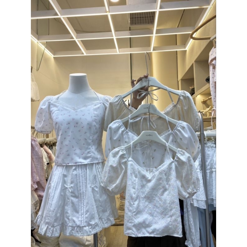 style.anda เสื้อปาดไหล่คล้องคอ ผูกโบว์ สม็อคหลัง ykk009