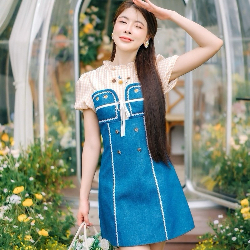 [8 Studio Brand] D2567 ชุดเดรสกระโปรงคอระบายแขนตุ๊กตาลายสก๊อตปักดอกทานตะวันผ้ายีนส์สายผูกโบว์ ใส่เที่ยว ออกงาน ดินเนอร์