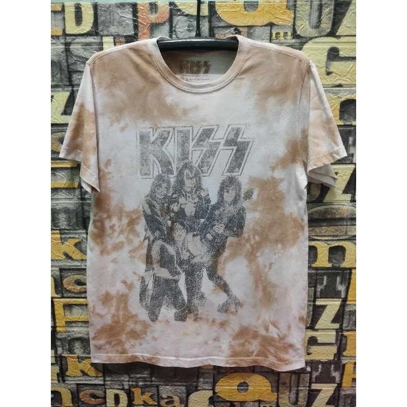 เสื้อวง Kiss ป้ายปั้มคอ ไซส ์M อก 42 นิ้ว ยาว 28 นิ้ว ผ้ามัดย้อม 60/40 มีข้าง