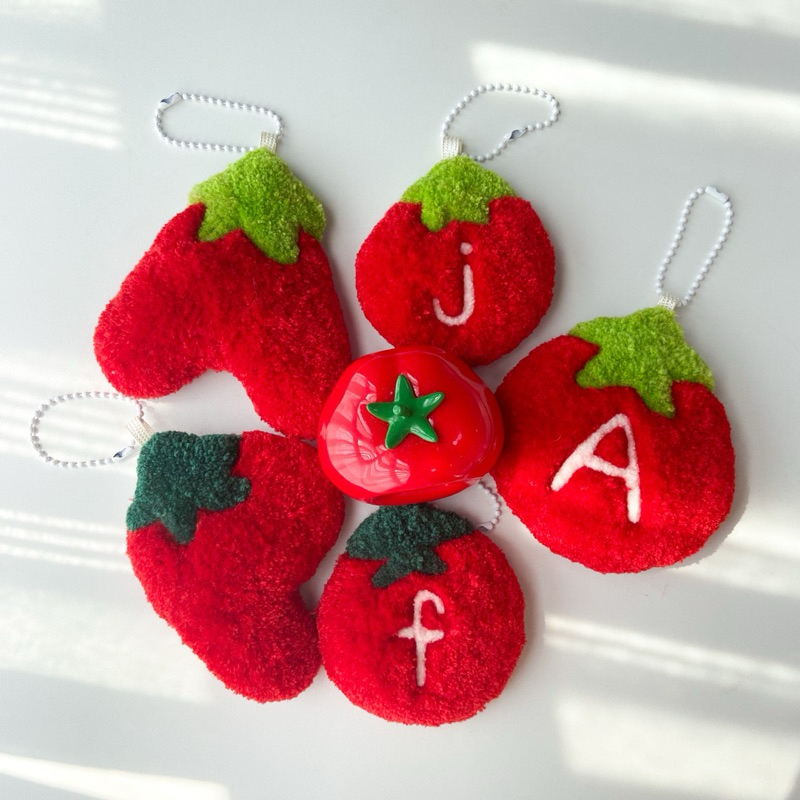 *เปิดรับแบบคัสตอม* Tomato & alphabet keychain | พวงกุญแจตัวอักษรมะเขือเทศ 🍅