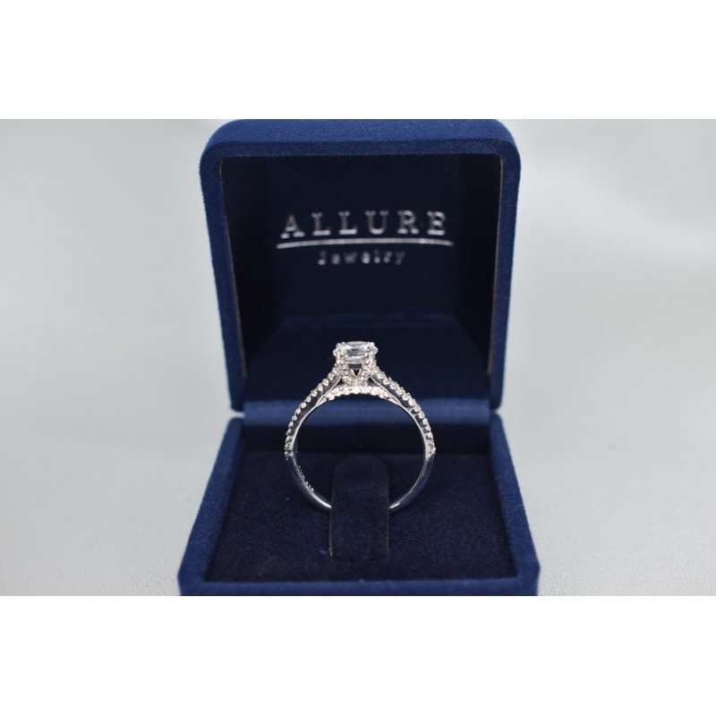 แหวนเพชรเงินแท้ 925 ชุบเคลือบทองคำขาว ประดับเพชร CZ Swiss diamond [ 𝐆𝐞𝐦𝐦𝐚 - 𝐀𝐥𝐥𝐮𝐫𝐞 𝐉𝐞𝐰𝐞𝐥𝐫𝐲 ] - รูปที่ 3