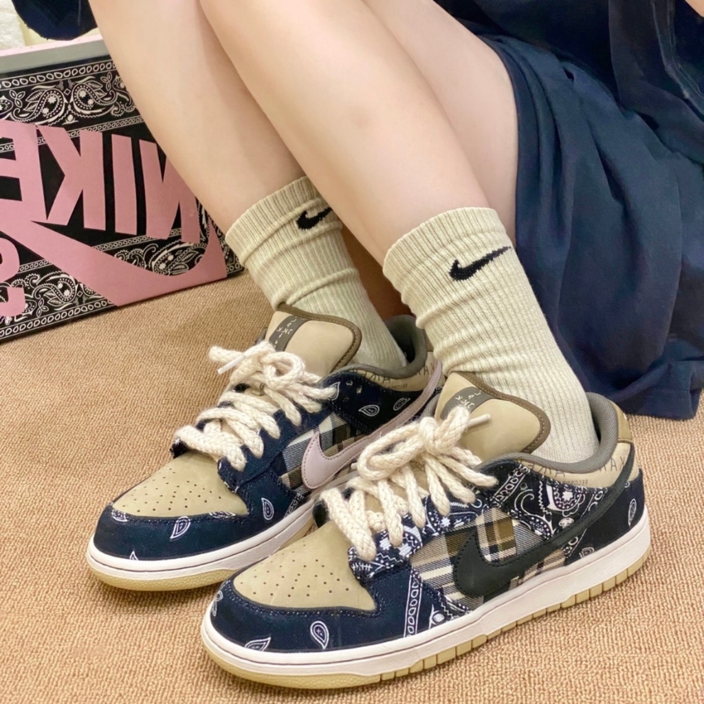 🔥ของแท้ ขายร้อน100%🥇SB Dunk Low "Travis Scott"ชาย หญิงแฟชั่นคู่รักสบายๆ ดอกไม้แคชวี รองเท้าบอร์ด