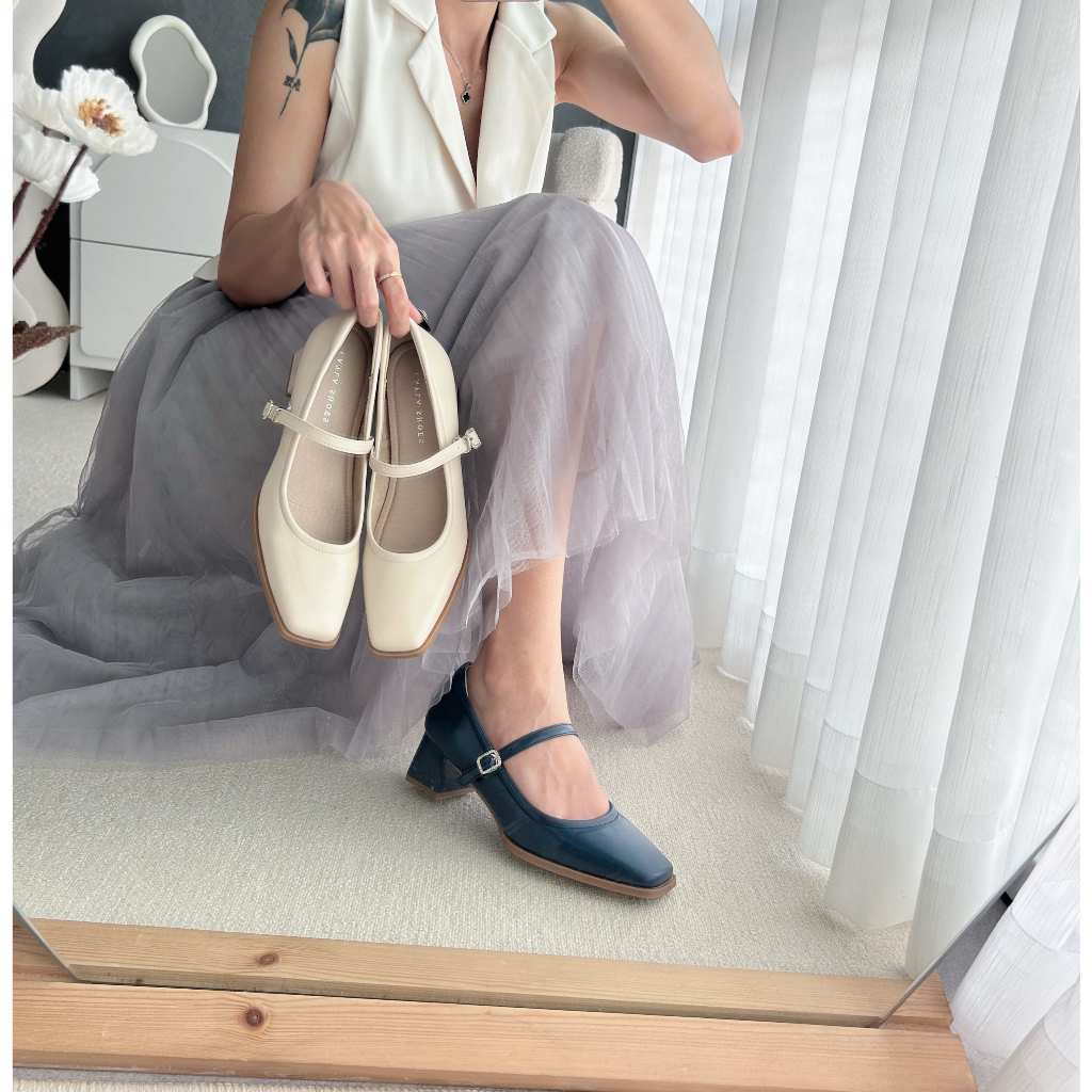 รองเท้าคัชชูผู้หญิง ปลายตัดหน้าเรียบ แต่งสายคาด ส้น Block Heels สูง 1.5 นิ้ว หนัง PU CayLaShoes (KS670773)