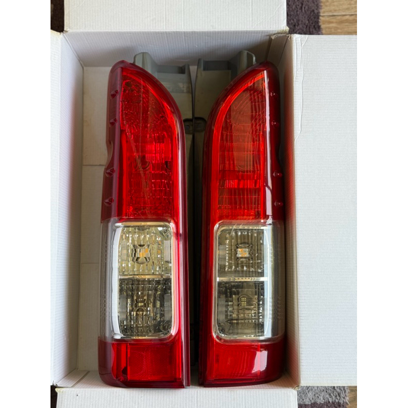 ไฟท้ายรถตู้Commuterซ้ายแท้ขวาเทียบ