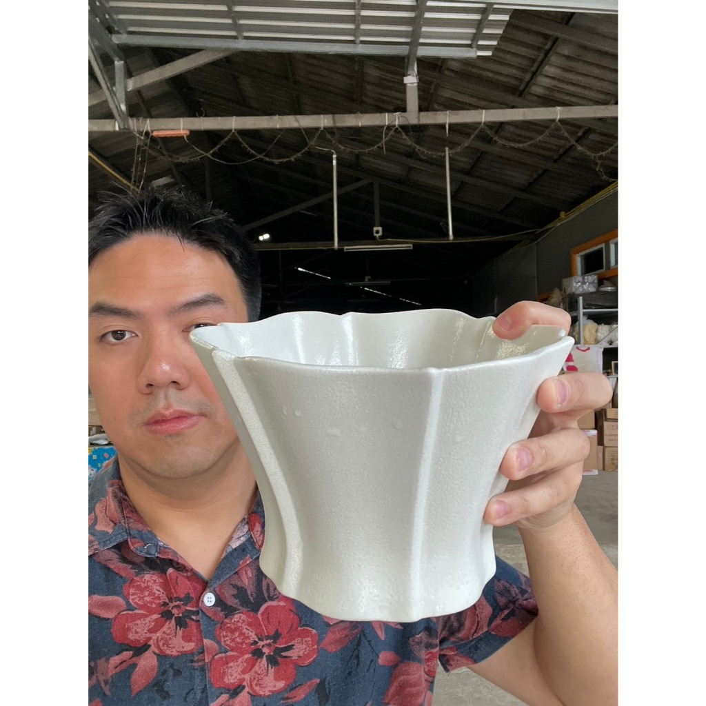 แจกันจัดดอกไม้ แจกันเตี้ยปากบาน สีขาวพ่น ขนาด 7.5x5นิ้ว แจกันเซรามิค รหัส4725 napz