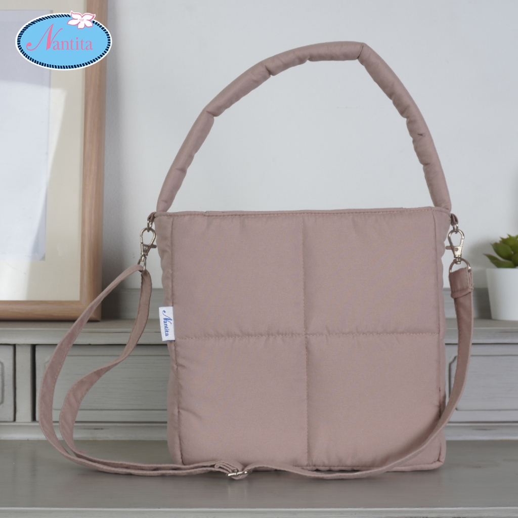 Nantita กระเป๋านุ่มนิ่มทรงสี่เหลี่ยมพร้อมสายสะพายคอสบอดี้ VA009