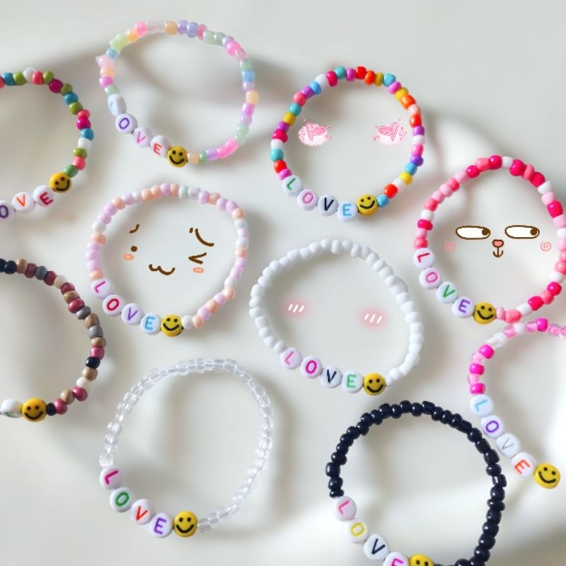 พร้อมส่ง 🚚💨 กำไลข้อมือลูกปัด จี้หน้ายิ้ม ใส่ตัวอักษรตัวเลขได้ไม่เกิน10ตัว  [แจ้งอักษรในหมายเหตุหรือทักแชท] (มีของแถม)