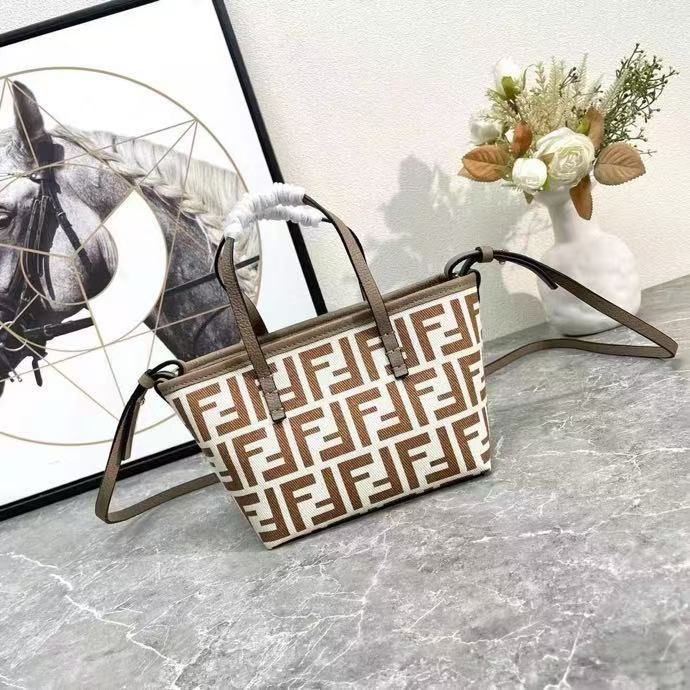 FENDI Fendi FF Roll calfskin Tote bag กระเป๋าช้อปปิ้ง กระเป๋าสะพายข้าง กระเป๋าสะพายข้าง 9901  290