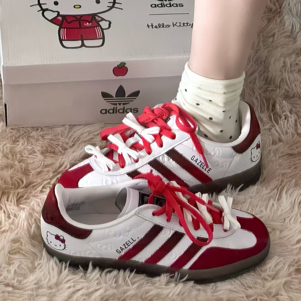 ❤️ของแท้ 100%❤️Hello Kitty x Adidas Originals Gazelle Indoor II0013 รองเท้าลำลองพื้นนิ่ม ทันสมัยหลากหลาย สำหรับทั้งชายแล