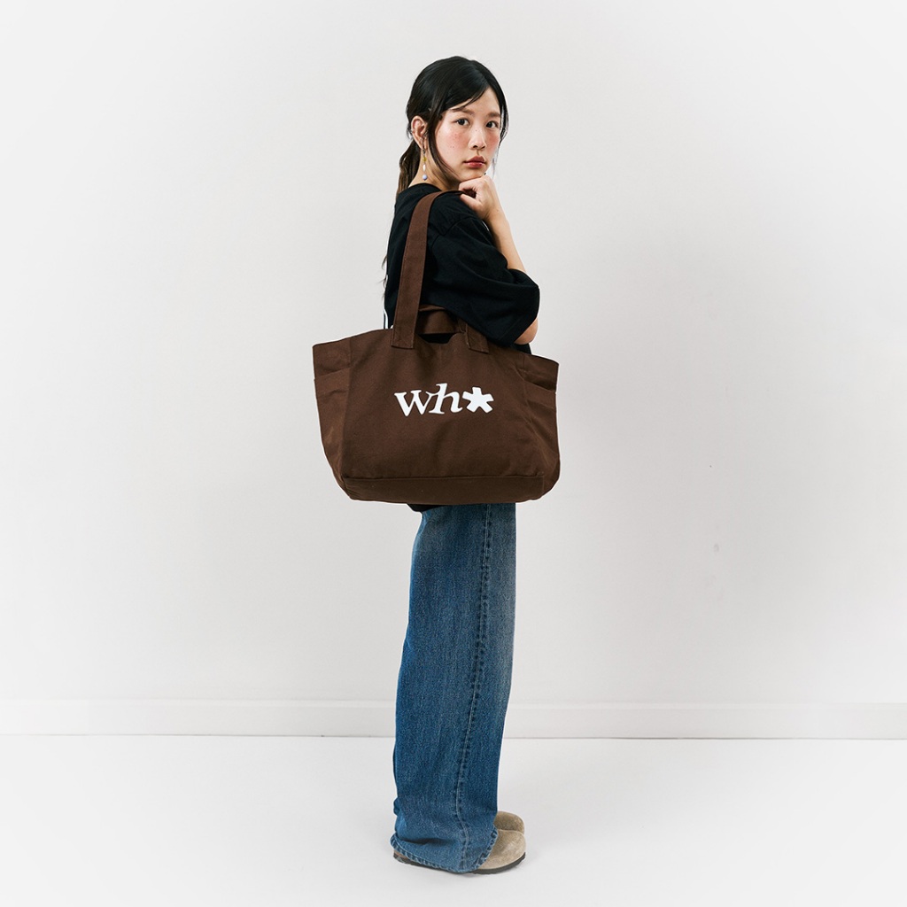 WHISPERWHITE – LOGO TOTE กระเป๋าผ้าแคนวาสสกรีนลาย มีช่องด้านข้าง จุของได้เยอะ ราคา ถูกที่สุด ดีลบีเคเค แกลเลอรีภาพที่ 7