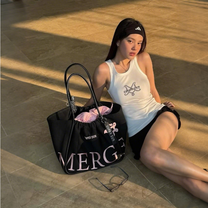 MERGE A DAY BAG กระเป๋าถือ M/L💞ของแท้ 100 %💞 สินค้าพร้อมส่ง กระเป๋าถือ กระเป๋าสะพายไหล่