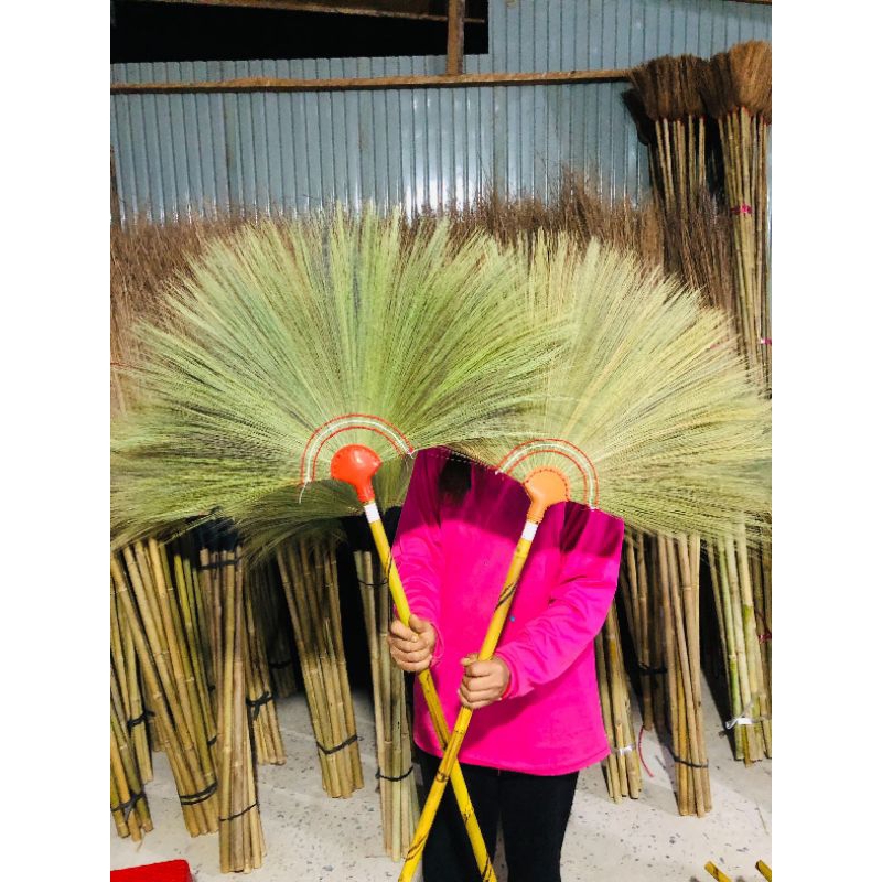 ไม้กวาดดอกหญ้ามีสุข(ญ) รุ่นหนาตัดปลายเย็บ 3ตะเข็บ ด้ามลาย 90ซม. ไม่มีฝุ่นของดอกหญ้า รับประกันคุณภาพ