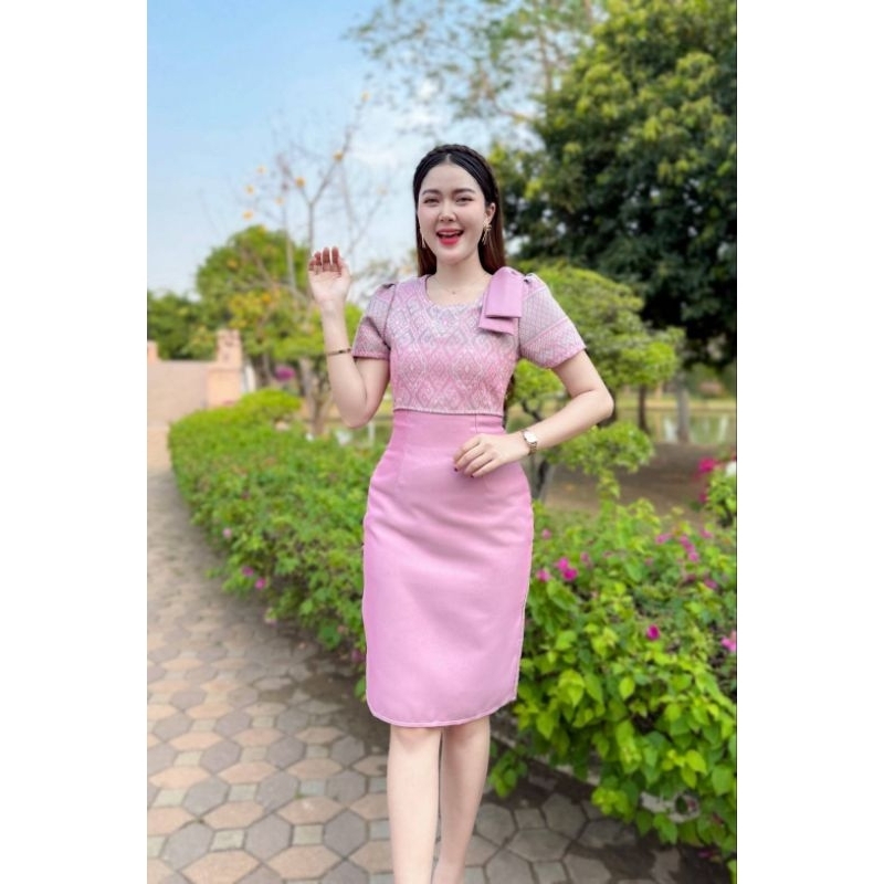 เดรสผ้ามัดหมี่ทอลาย เเต่งกั๊กด้วยผ้าทอลายคอกลมเเต่งโบว์ที่ไหล่