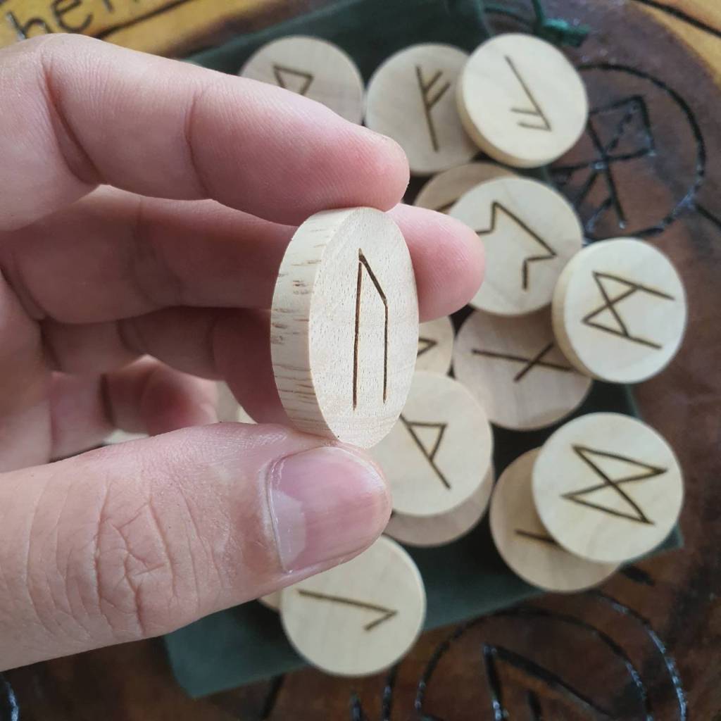 เซ็ทหนังสืออักษรรูน + หนังสือยันต์รูน + รูนไม้จารมือ 24 อักษร (ครบชุดพร้อมใช้)