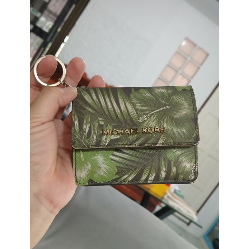 Mk - Michael Kors ใบเล็ก มีหลายช่อง จุมาก น่ารักมือ2 ของแท้/ด้านหลังมีช่อง 1 ช่องภายในมีช่องใส่ได้เยอะมาก#สภาพดี สีสวย