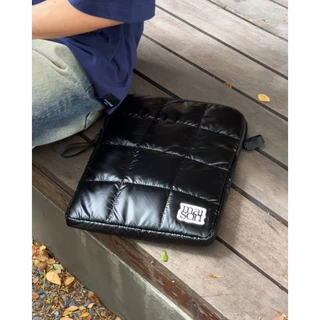 maison KEEPS Lifestyle | Puffy Dual Logo Laptop Sleeve | กระเป๋าแลปท็อป