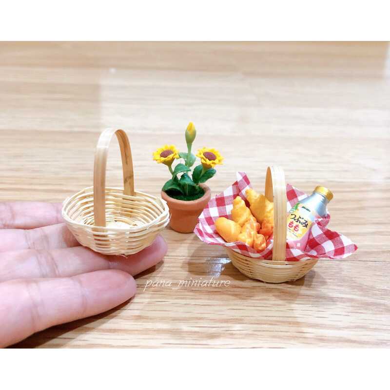 ตะกร้าสานทรงรี ตะกร้าสานไม้ไผ่จิ๋ว ขนาดกว้างโดยประมาณ 3.2 cm. ราคา/ชิ้น ไม่รวมของตกแต่ง