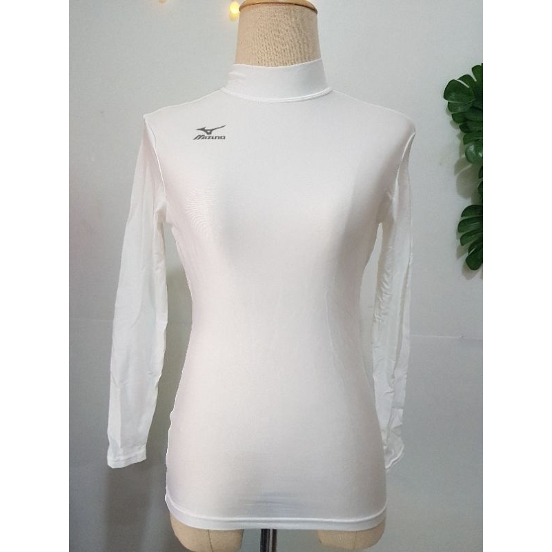 เสื้อกีฬากอล์ฟ Mizuno มือ1 สีขาวคอเต่า ไซส์ L ผ้ายืดหยุ่น รอบอก28" ยืดสุด39" บ่า15" แขนยาว20.5เสื้อยาว25" (D22-1085)