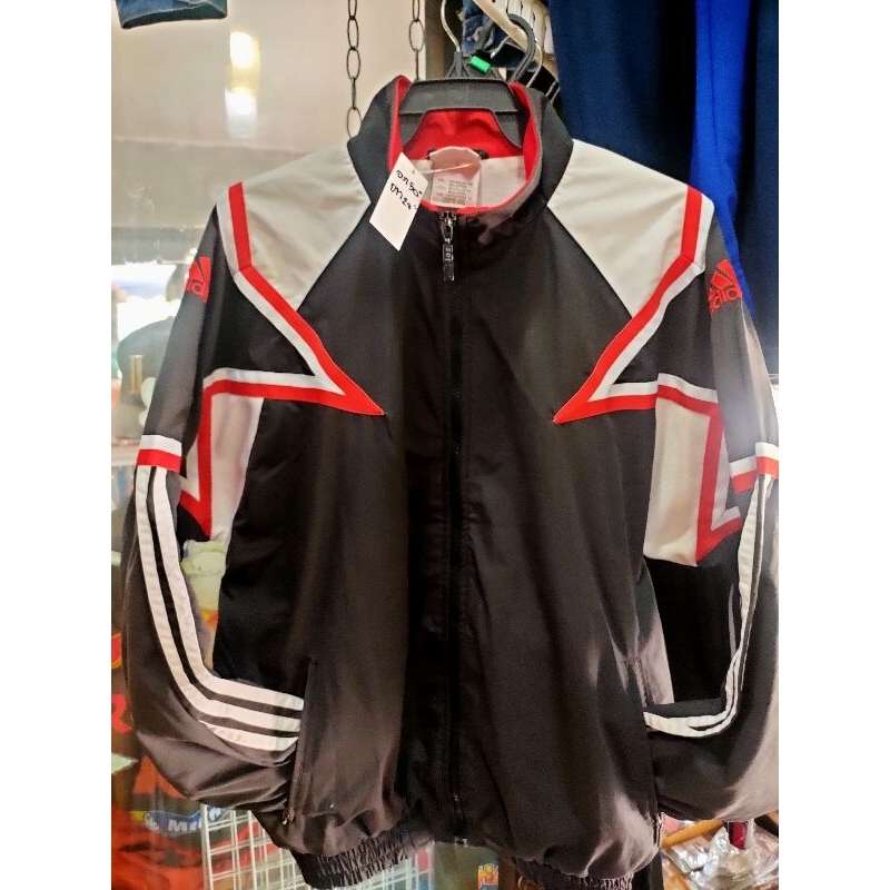 เสื้อแจฺ็คเก็ต Adidas  สีดำแดงขาว ตามภาพ ปักแขน Adidas อก50" ยาว28" คอเสื้อเป็นกำมะหยี่แดง