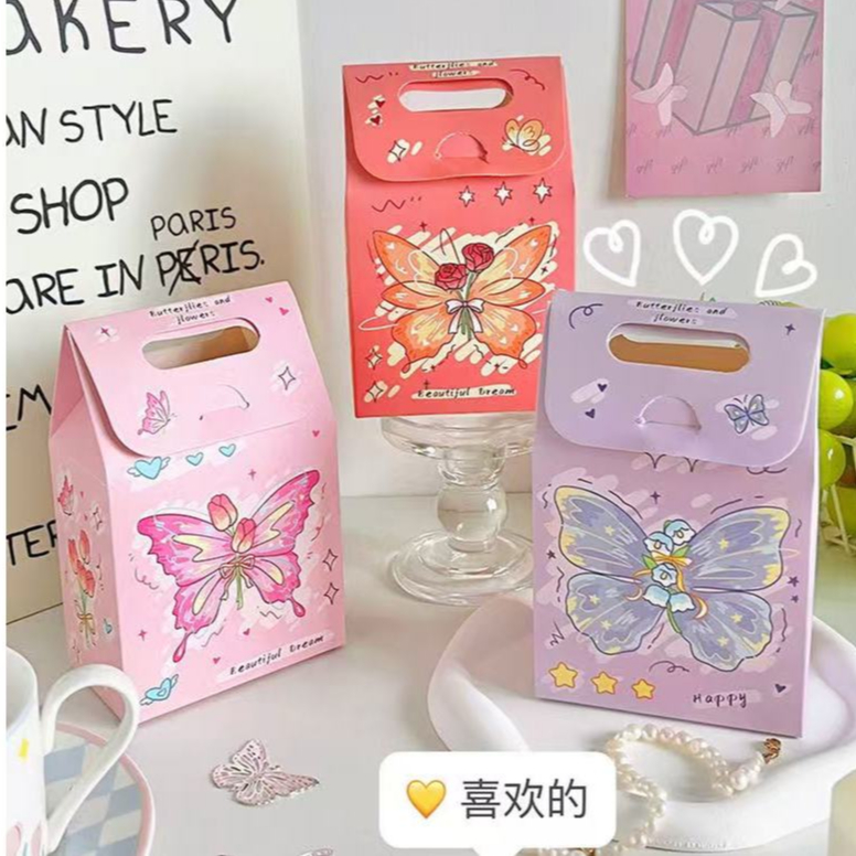 กล่องของขวัญ ลายผีเสื้อ แบบหิ้ว กล่องพิมพ์ลาย ใส่ขนม ลูกอม ขนาด 9.8*6*16 ซม.