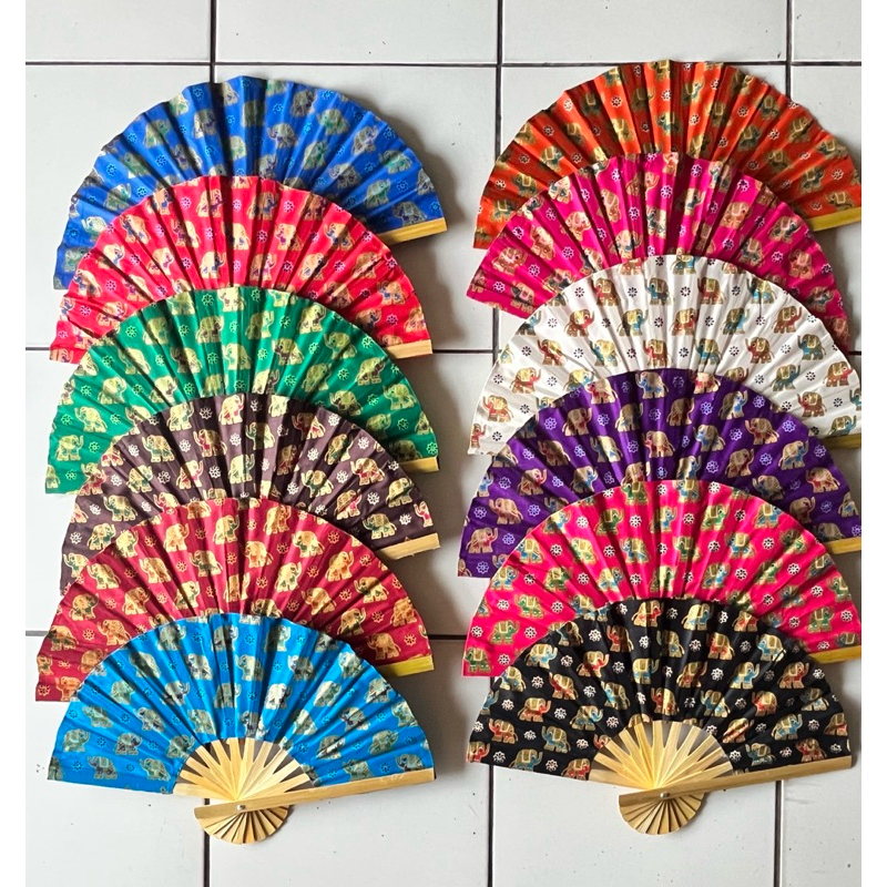 พัดไม้ไผ่ ลายไทย ลายช้าง ผ้าแพรสีล้วน ขนาดรัศมี 10“ สูง 25 ซม. กว้าง 40 ซม.