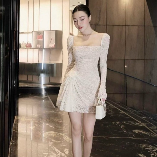 [NITTAYA] D2723 ชุดเดรสกระโปรงคอเหลี่ยมแขนยาวผ้าลูกไม้ช่วงเอวจับจีบเข็มกลัดดอกไม้สวยหรูดูแพงใส่ออกงาน ดินเนอร์ ปาร์ตี้