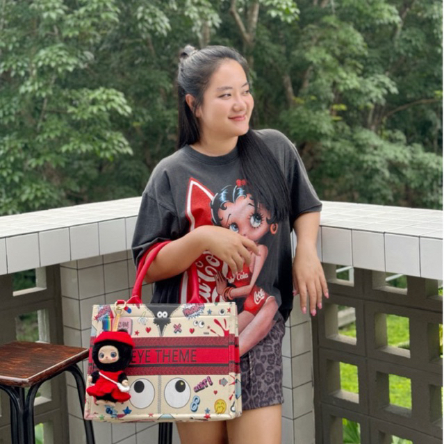 กระเป๋าช็อปปิ้งเหลี่ยมคาดแดงEye the me#2169
