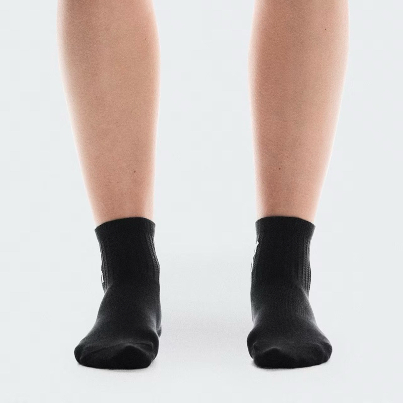 ถุงเท้า On รุ่น Logo Sock Mid 3p (3คู่สีเดียวกัน/แพค)  | ของแท้ 100% จากชอปญี่ปุ่น   |  ใช้โค้ดส่วนลดสูงสุด 1,000฿ ราคา ถูกที่สุด ดีลบีเคเค แกลเลอรีภาพที่ 5