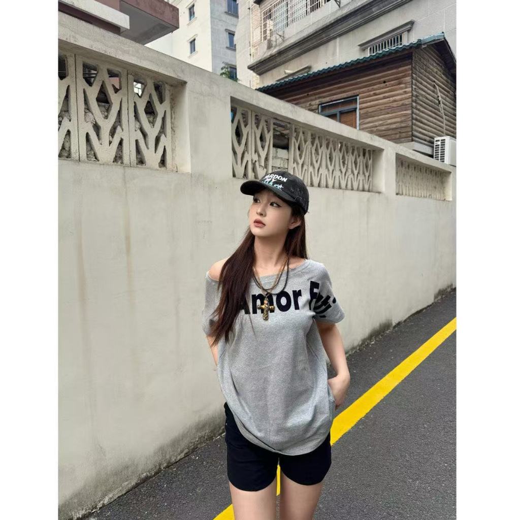 เสื้อปาดไหล่ เสือใส่สบาย ทรงหลวม แฟชั่นสําหรับสตรี เสื้อยืดผู้หญิง สไตล์เรโทร แฟชั้น ใส่สบาย ปิดไหล่ นุ่มสบาย แขนสั้น