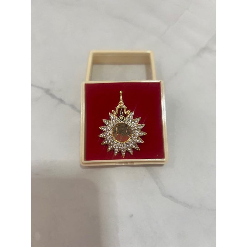 เข็มกลัดเหรียญที่ระลึกรัชกาลที่ 9 ประดับคริสตัล🙏🏻