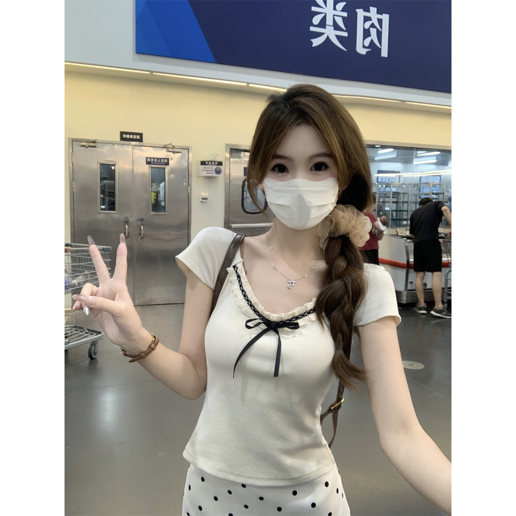 Beryl 🌻เสื้อยืดสวยๆผู้หญิง เสื้อยืดเข้ารูป แขนสั้น แต่งโบว์ ลูกไม้คอวีน่ารัก สไตล์เกาหลีเรียบง่าย