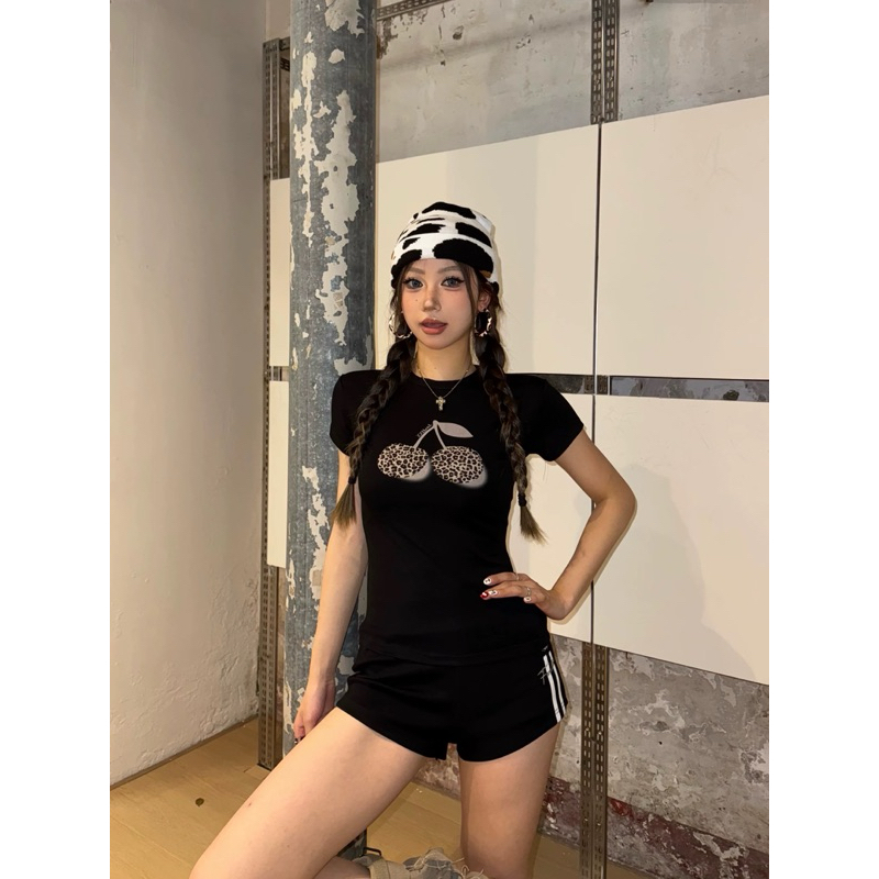 STR พร้อมส่ง เสื้อครอปท็อป พิมพ์ลายเชอร์รี่ เสื้อยืดแฟชั่นผู้หญิง เสื้อรัดรูปสีขาว เอวลอย แขนสั้นคอกลาย สไตล์เกาหลี ราคา ถูกที่สุด ดีลบีเคเค แกลเลอรีภาพที่ 5