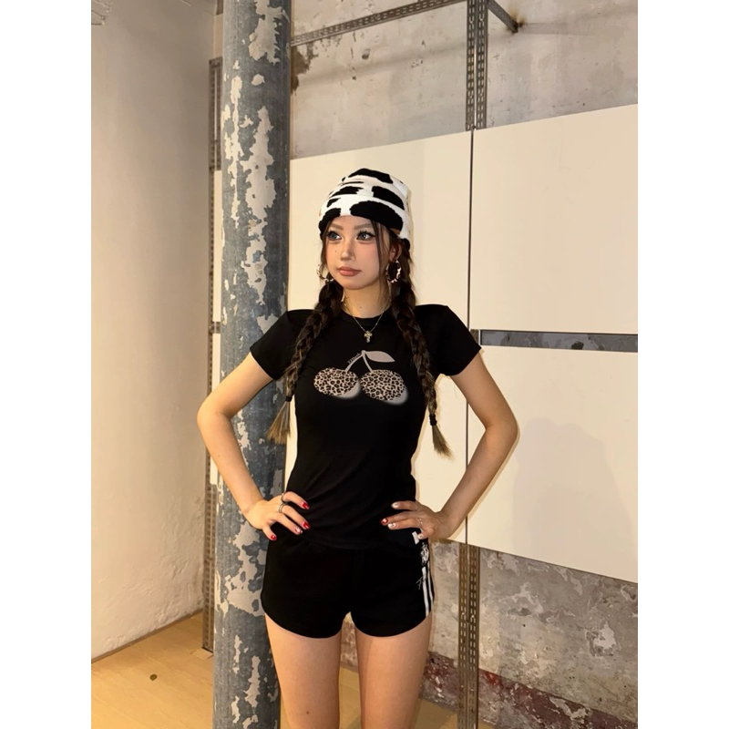 STR พร้อมส่ง เสื้อครอปท็อป พิมพ์ลายเชอร์รี่ เสื้อยืดแฟชั่นผู้หญิง เสื้อรัดรูปสีขาว เอวลอย แขนสั้นคอกลาย สไตล์เกาหลี ราคา ถูกที่สุด ดีลบีเคเค แกลเลอรีภาพที่ 6