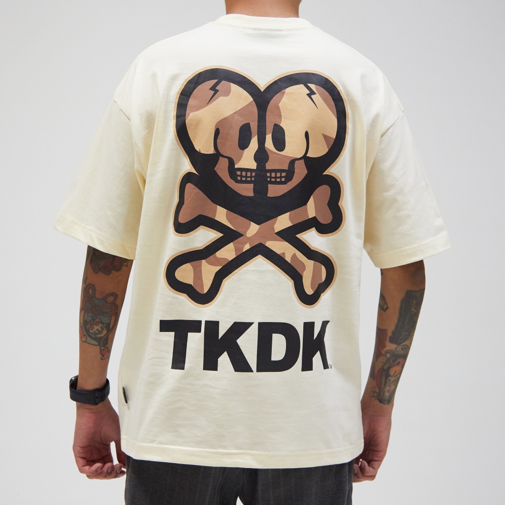 TOKIDOKI เสื้อยืดใส่ได้ทั้งชายและหญิง CROSSBONE CAMO S/S TEE 2025