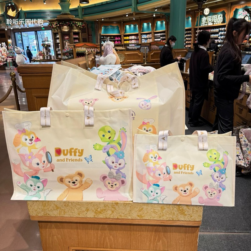 ❤️พร้อมส่ง❤️ กระเป๋าช้อปปิ้ง Shanghai Disneyland ลายดัฟฟี่ Duffy and friends รุ่นใหม่
