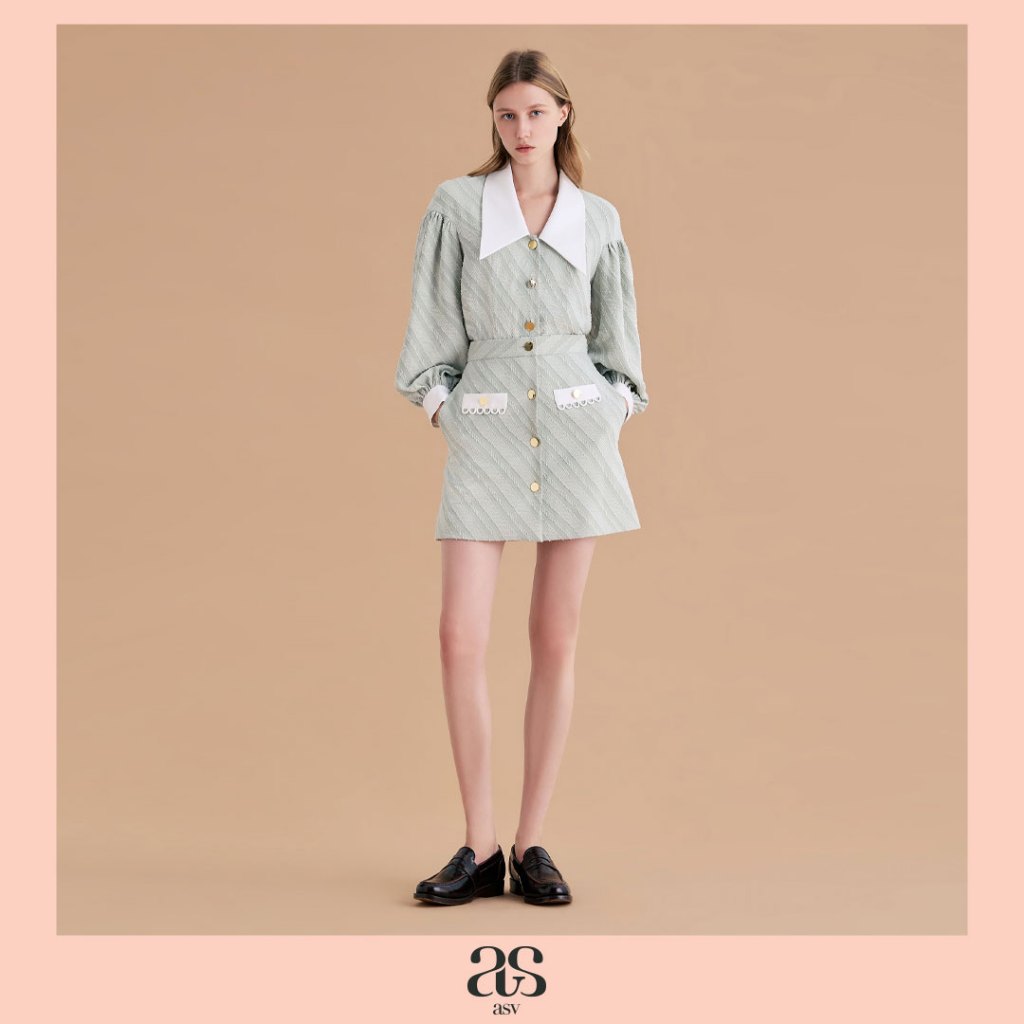 [asv ss25] Alda Mini Skirt กระโปรงผู้หญิง ทรงเอ แต่งกระเป๋าและกระดุมทองด้านหน้า แต่งดีเทลห่วง ซิปหลัง ผ้าลายเกลียวเชือก