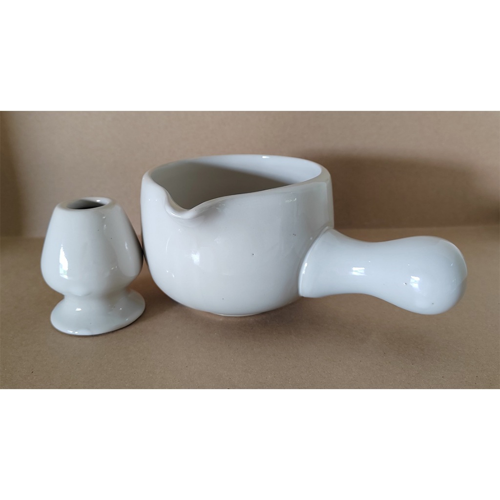 แก้วมัทฉะ ปากกลม มีด้ามจับ พร้อมที่วางแปร เซรามิค เครือบสีขาว ถ้วยชงมัทฉะ ถ้วยชาเขียว ผลิตจากลำปาง โอทอปลำปาง