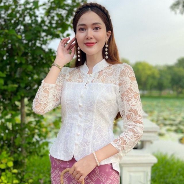 HM - A เสื้อลูกไม้สีขาวแขนยาวคอจีน ผ้าลูกไม้ฝรั่งเศสอัดกาว สีขาว ฟ้า ม่วง  กระดุมหน้า เสื้อลูกไม้ใส่ไปทำบุญ